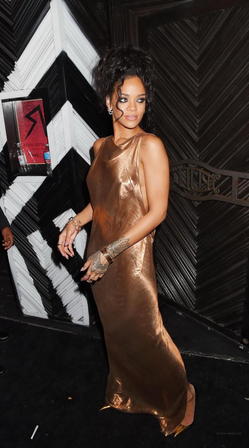 16P Rihanna showing sideboob and ass crack at the Met Ball after party in NY