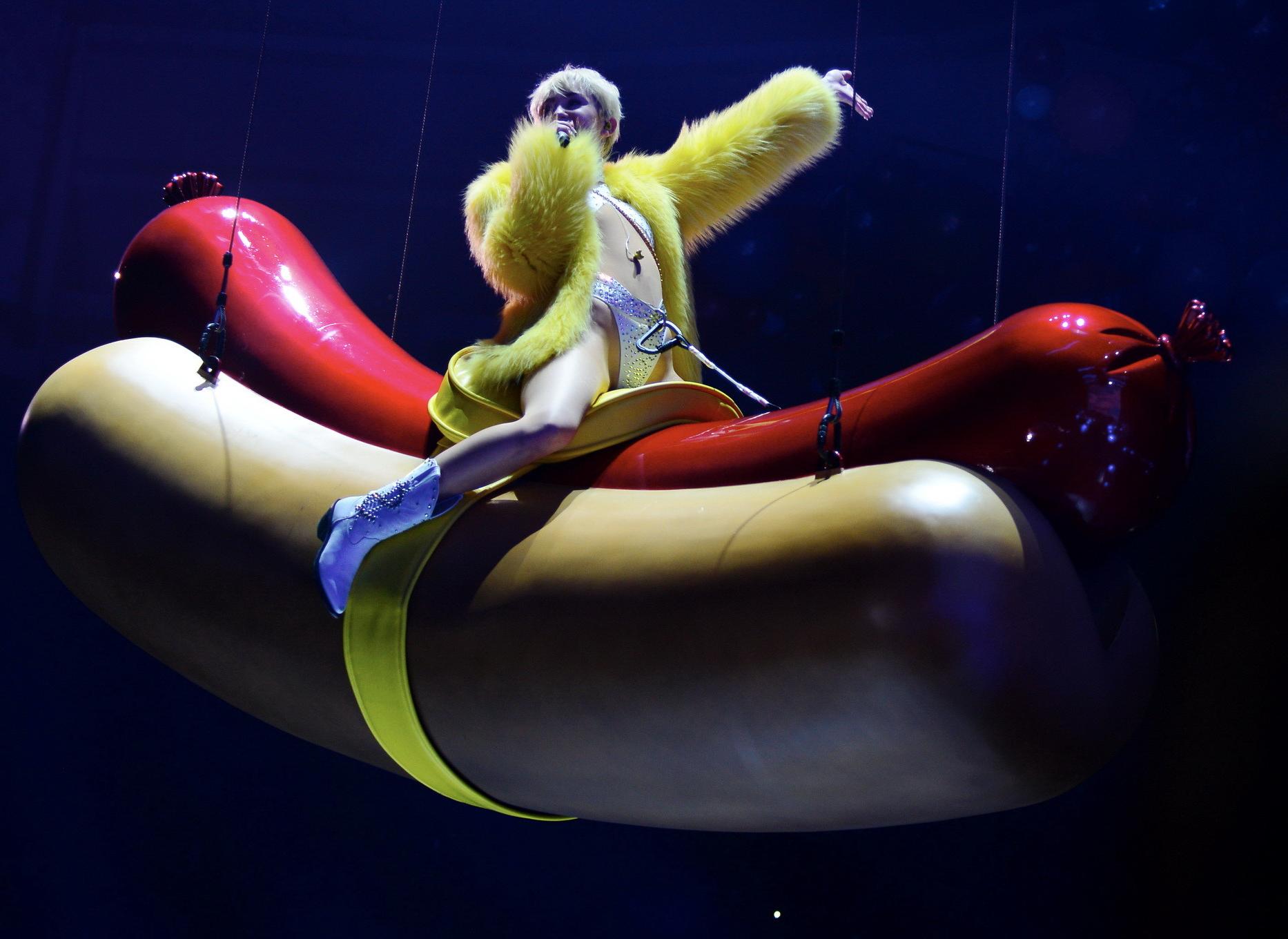 16P Miley Cyrus zeigt ihren Arsch und ihre Unterbrust in einem Body und Stiefeln auf St