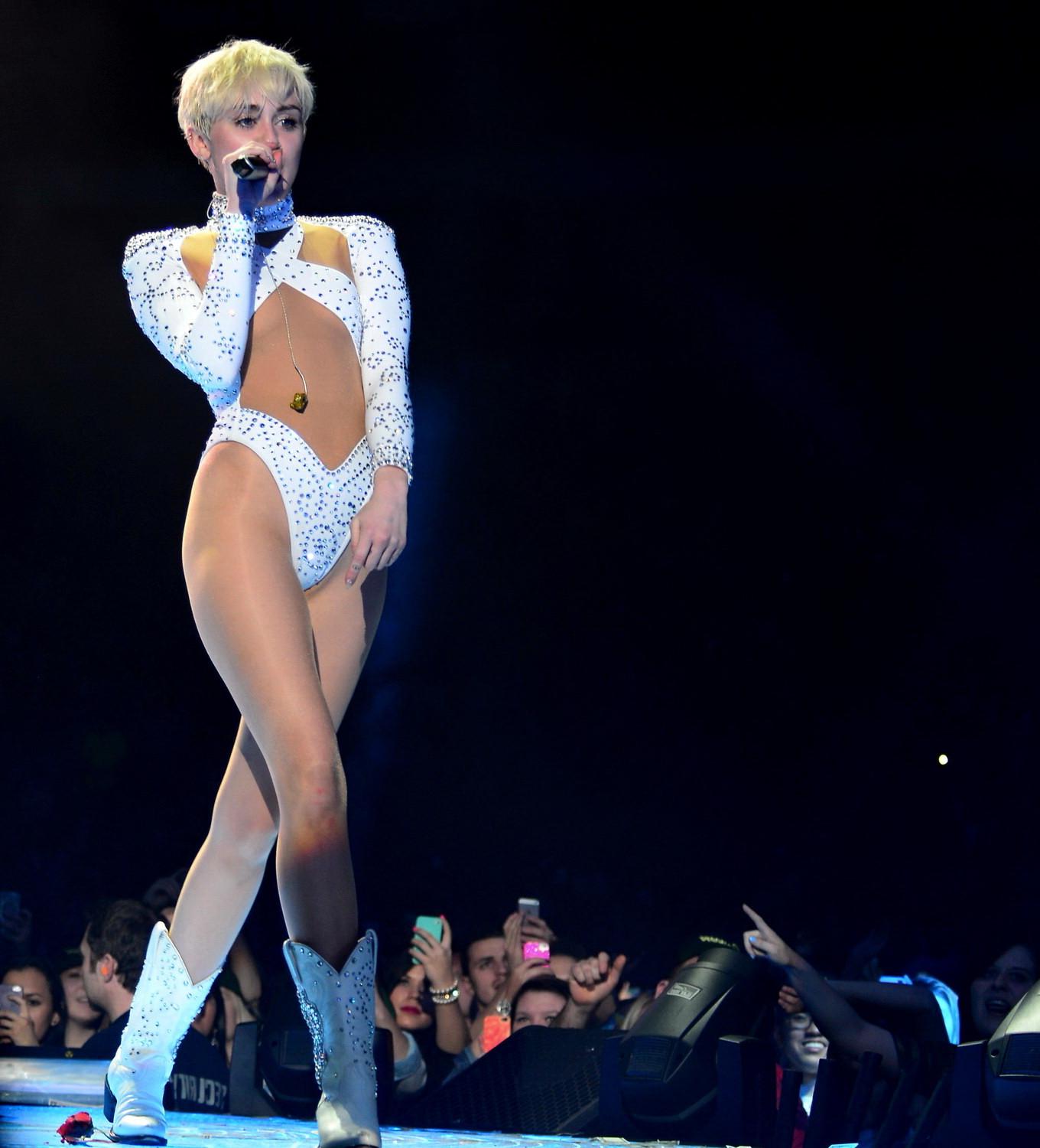 16P Miley Cyrus zeigt ihren Arsch und ihre Unterbrust in einem Body und Stiefeln auf St