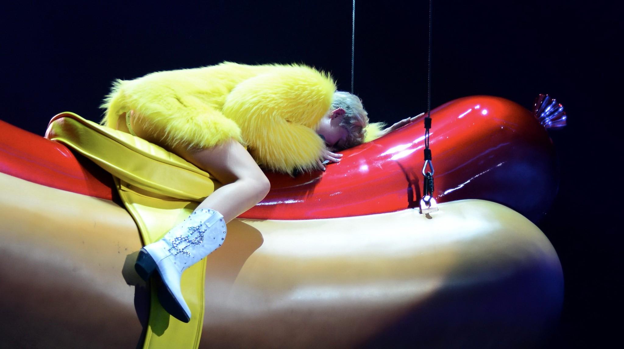 16P Miley Cyrus zeigt ihren Arsch und ihre Unterbrust in einem Body und Stiefeln auf St