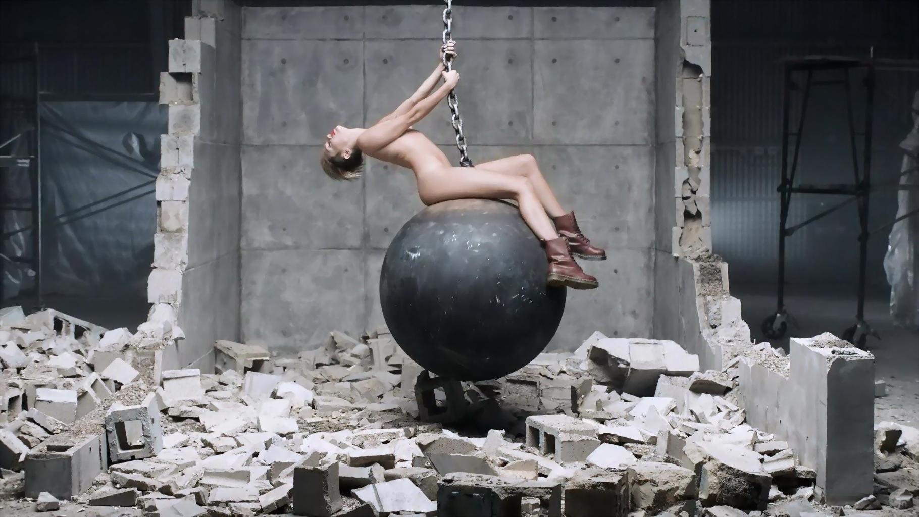 16P Miley Cyrus shows off her fully naked body while filming Wrecking Ball music vid