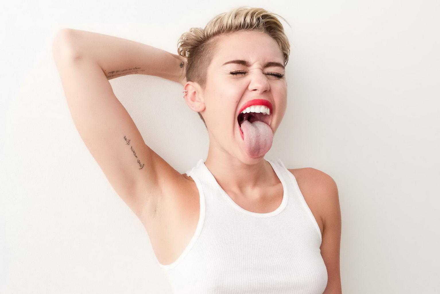 16P Miley Cyrus shows off her fully naked body while filming Wrecking Ball music vid