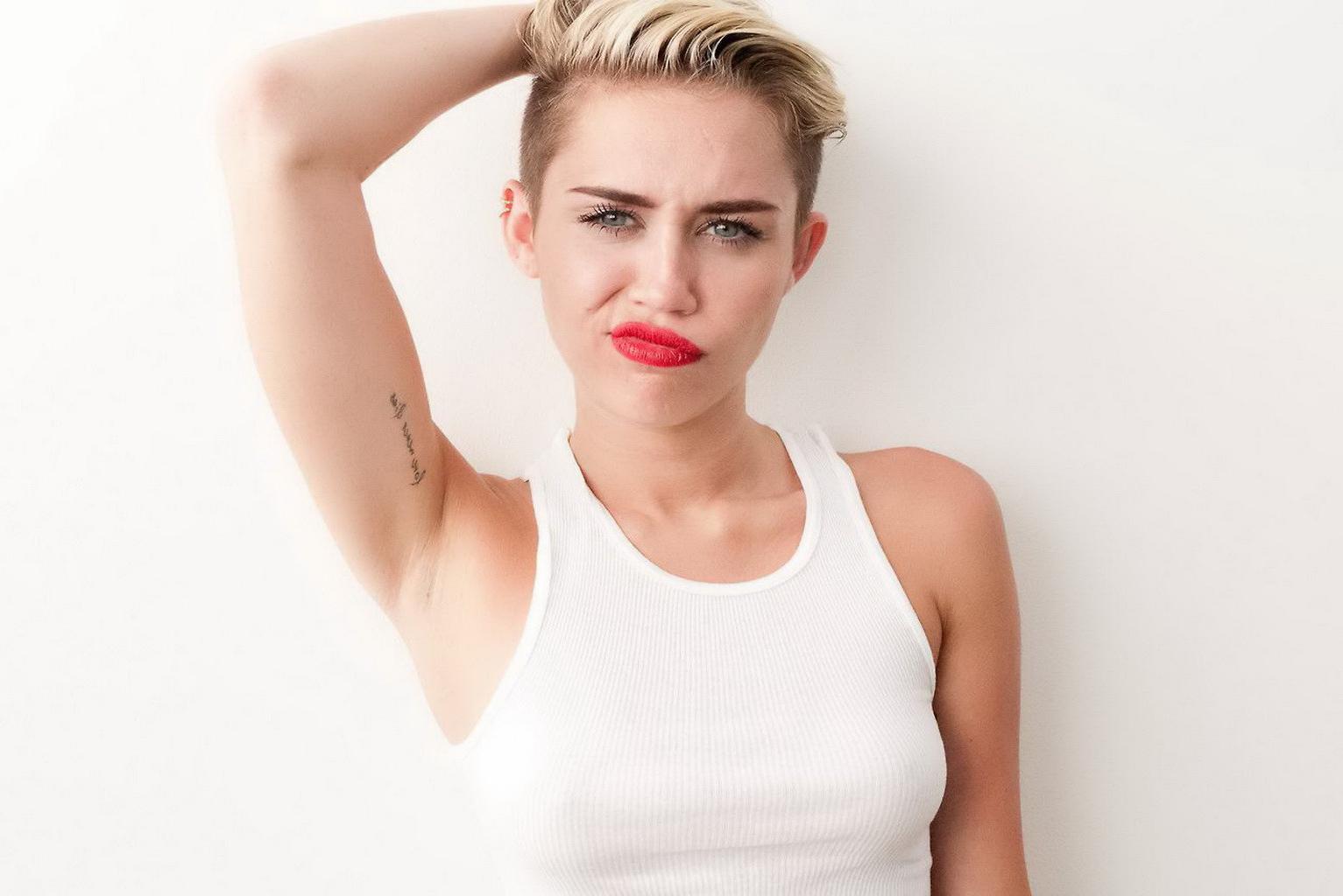 16P Miley Cyrus shows off her fully naked body while filming Wrecking Ball music vid