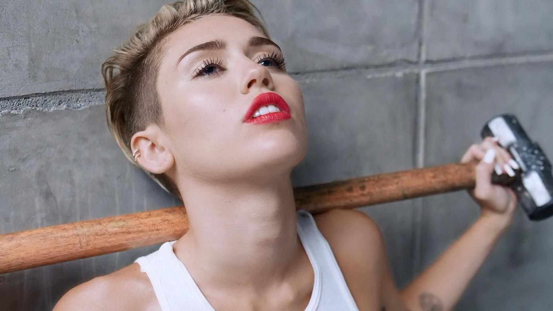 16P Miley Cyrus shows off her fully naked body while filming Wrecking Ball music vid