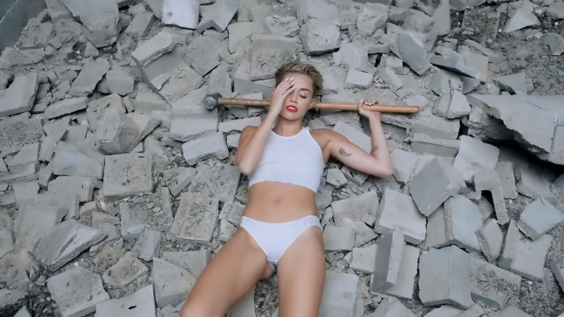 16P Miley Cyrus shows off her fully naked body while filming Wrecking Ball music vid