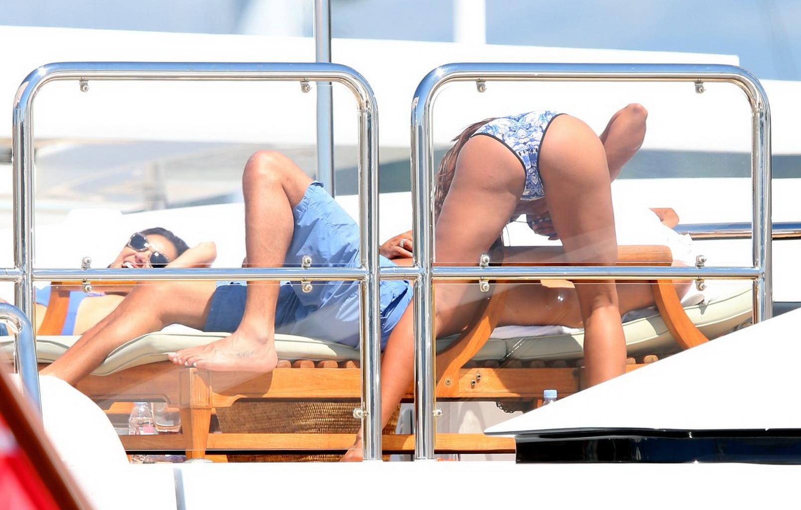 16P Melanie Brown showing off her bikini booty while rides her friend on the yacht i