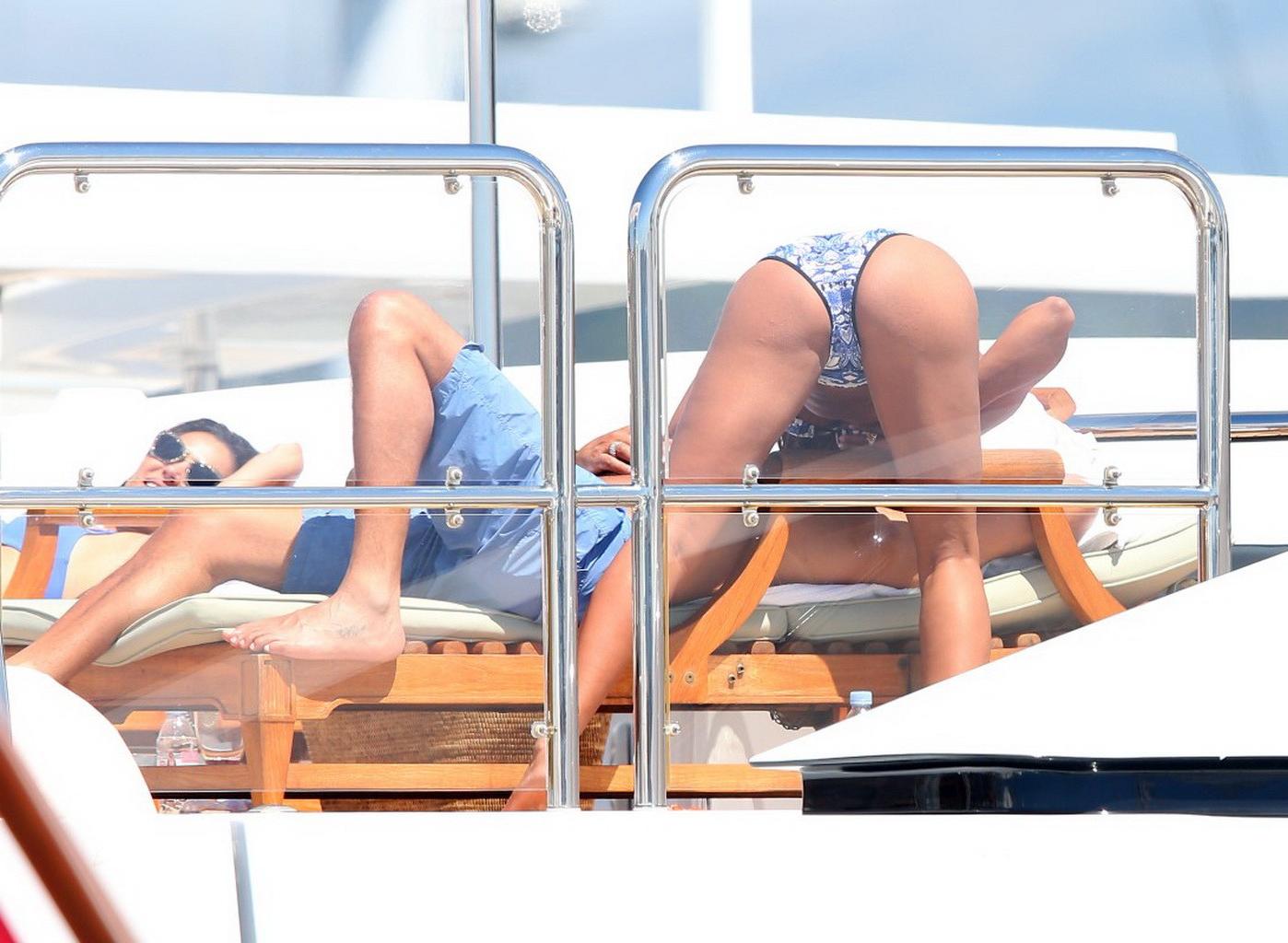 16P Melanie Brown showing off her bikini booty while rides her friend on the yacht i