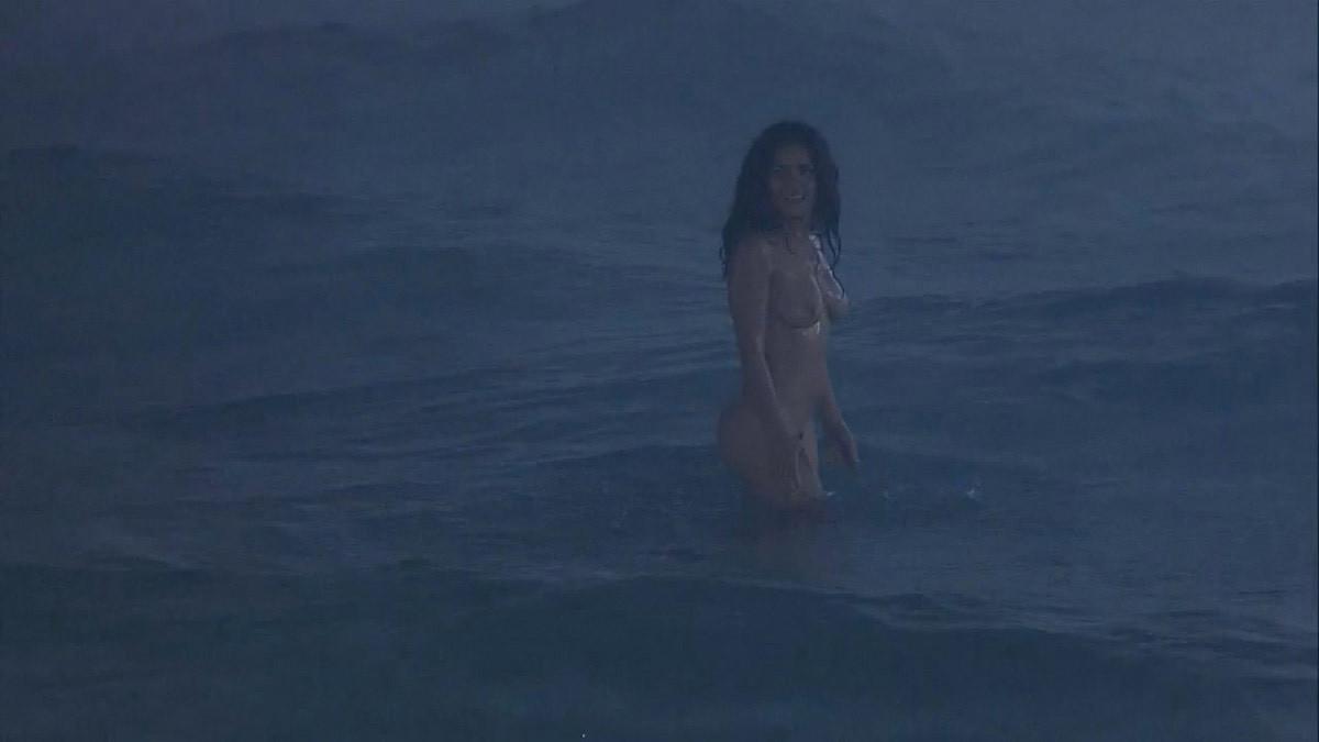 15P Salma Hayek takes her booty and cleavage out