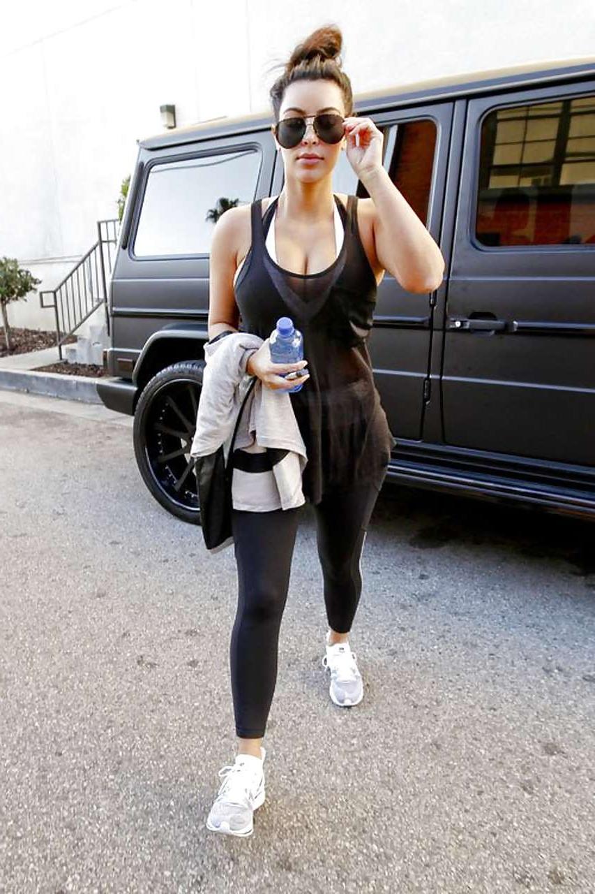 10P Kim Kardashian showing huge boobs and nice ass on street