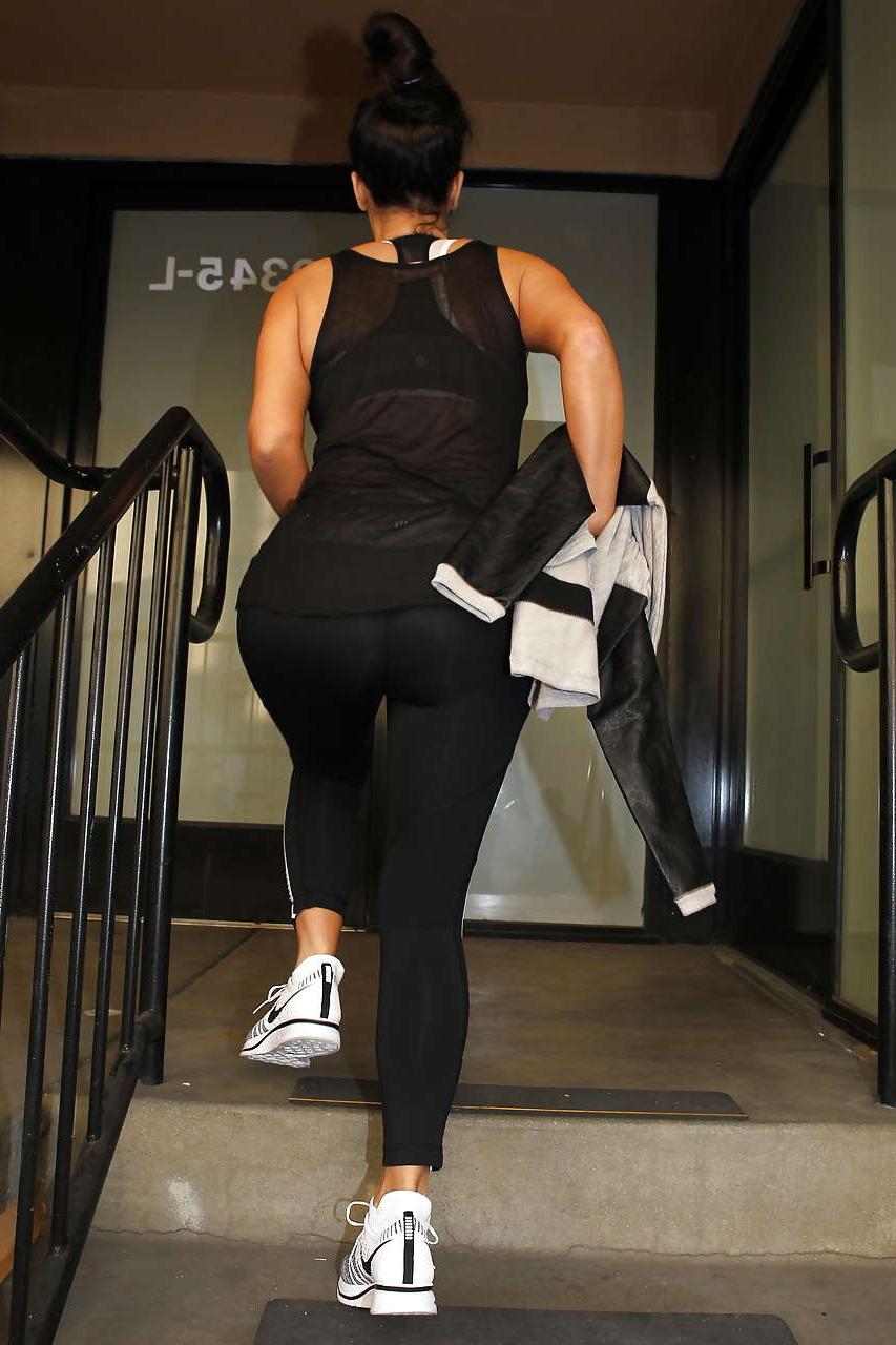 10P Kim Kardashian showing huge boobs and nice ass on street