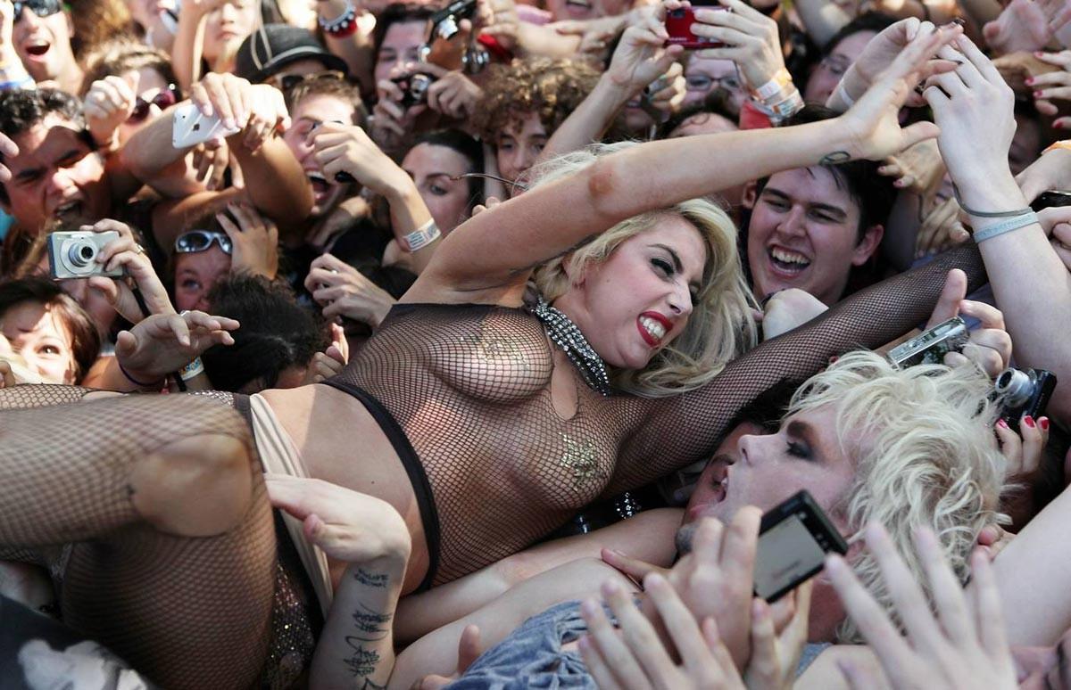 15P Lady Gaga in hot bikini on a hotel balcony