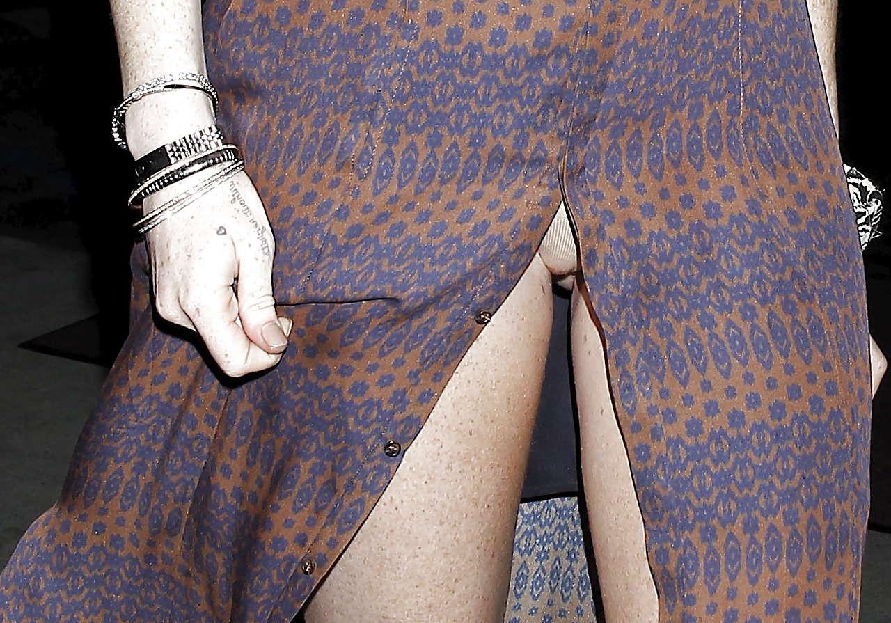 10P Lindsay Lohan flashing her panties upskirt on street paparazzi pictures