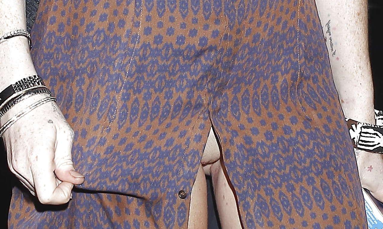 10P Lindsay Lohan flashing her panties upskirt on street paparazzi pictures