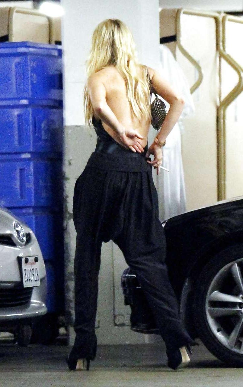 10P Lindsay Lohan flashing her panties upskirt on street paparazzi pictures