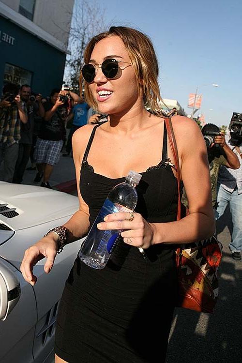 16P Miley Cyrus the hottest paparazzi upskirt ever seen on street