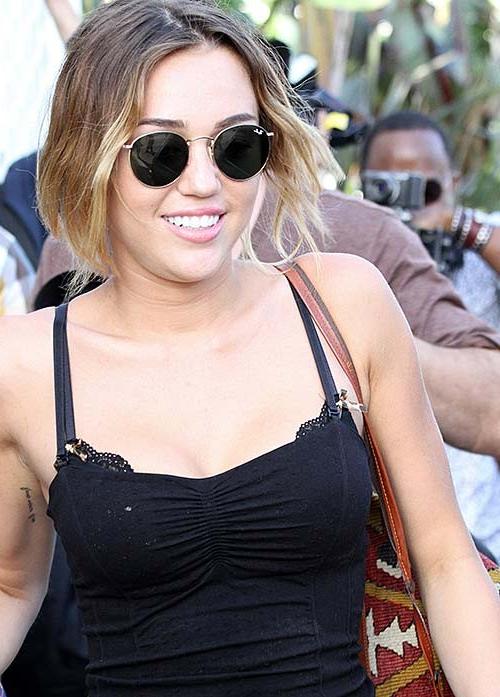 16P Miley Cyrus the hottest paparazzi upskirt ever seen on street