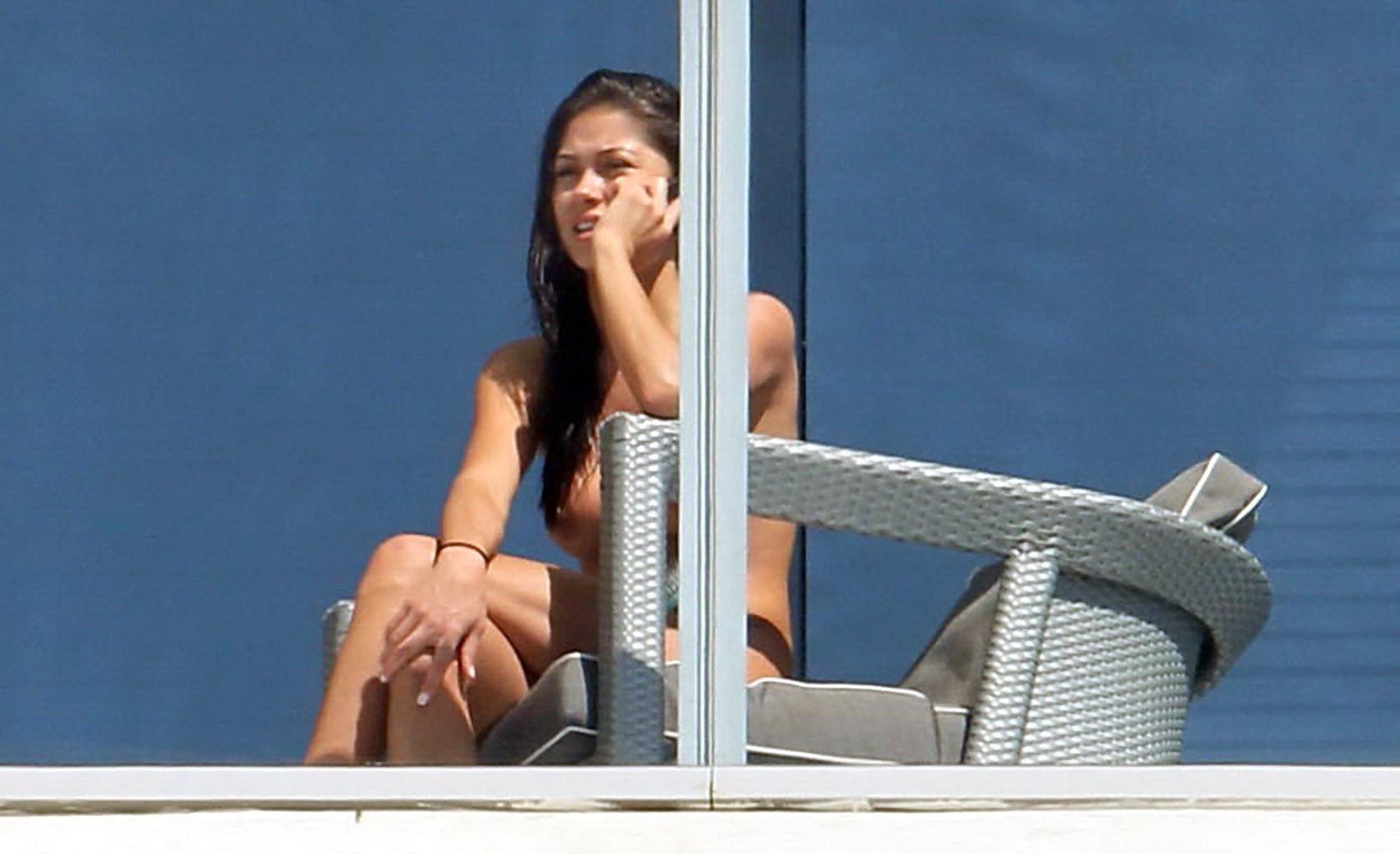 16P Arianny Celeste caught fully nude on a balcony of her hotel in Miami