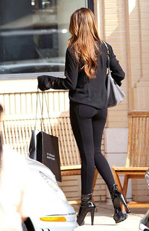 16P Sofia Vergara exposing sexy legs and hot ass in tight pants on street