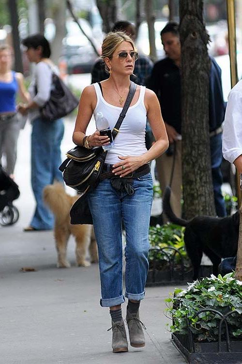 16P Jennifer Aniston walking on street and exposing her hard nipples