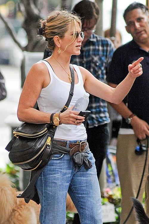 16P Jennifer Aniston walking on street and exposing her hard nipples