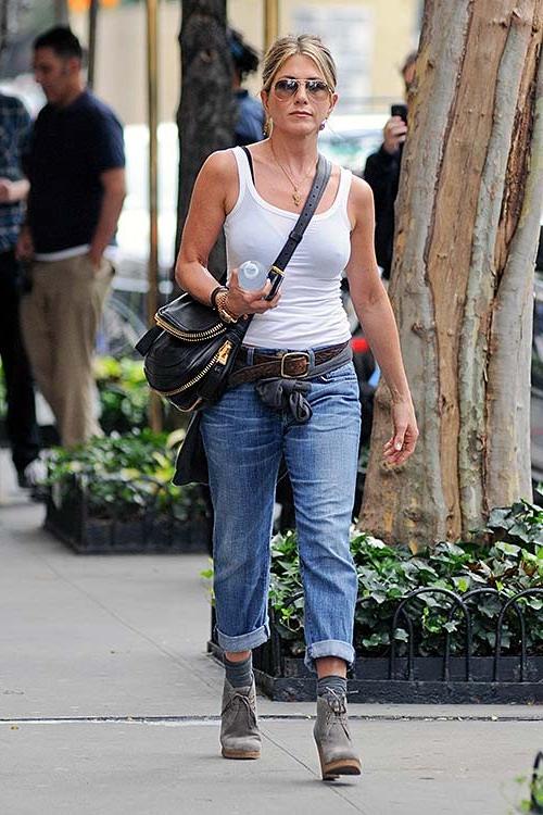 16P Jennifer Aniston walking on street and exposing her hard nipples