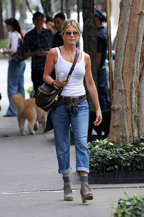 16P Jennifer Aniston walking on street and exposing her hard nipples