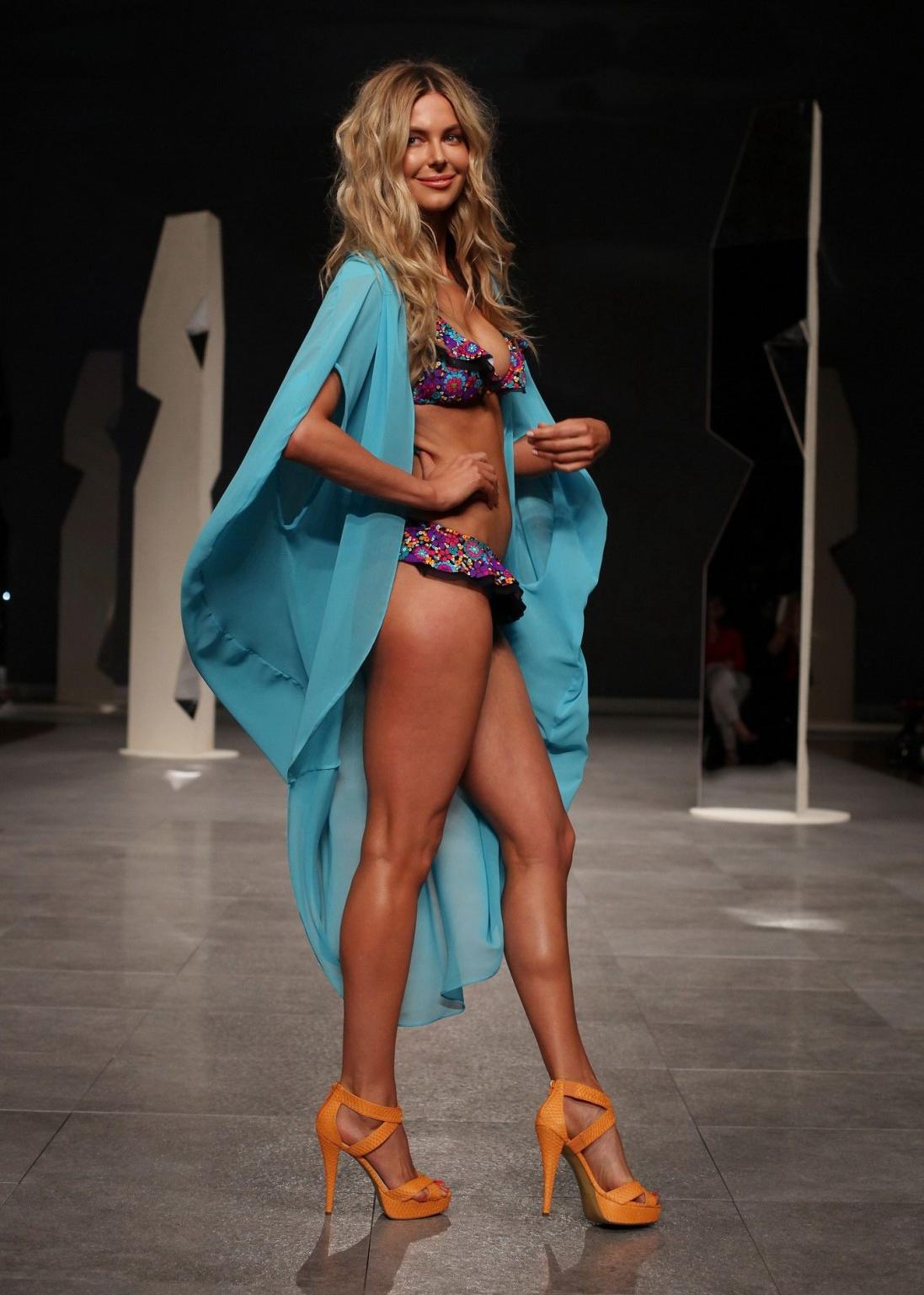16P Jennifer Hawkins wearing sexy bikini at the Myer Spring/Summer 2011 runway show 