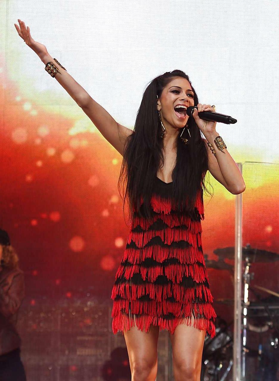 16P Nicole Scherzinger flashing her pussy upskirt on stage and in fuckme boots papar