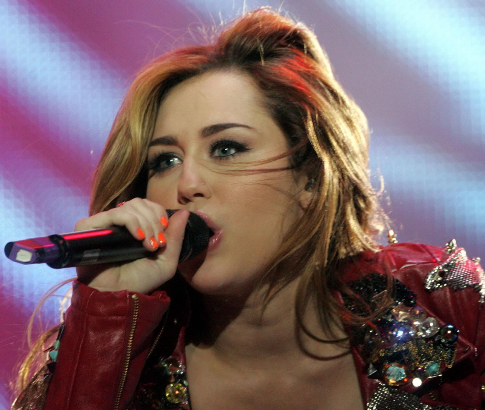 8P Miley Cyrus leggy  busty wearing skimpy leather outfit on a South American tour