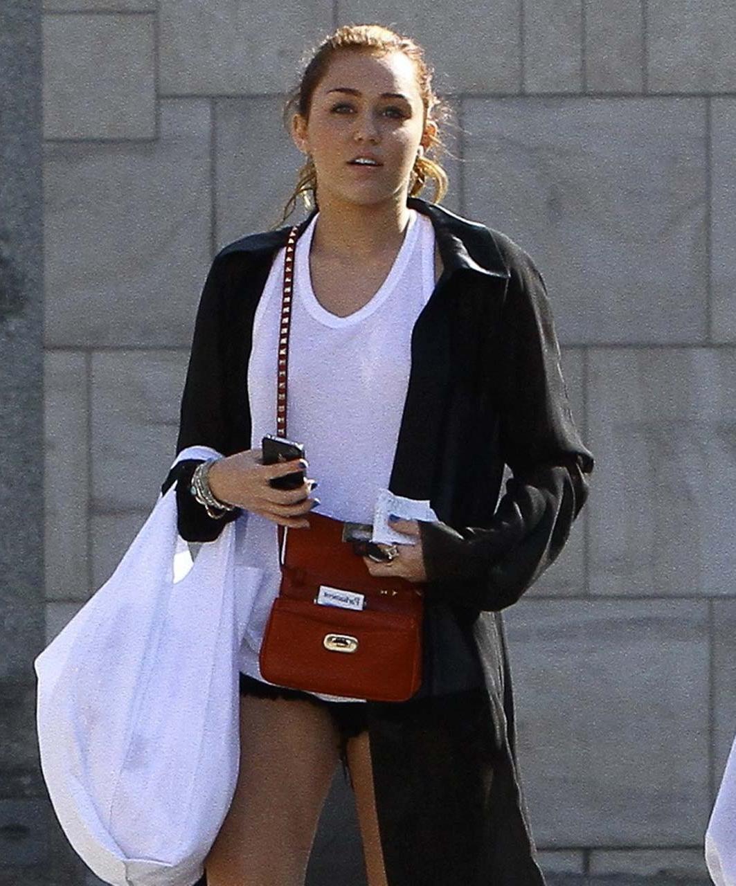 16P Miley Cyrus exposing her fucking sexy body and nice legs on street