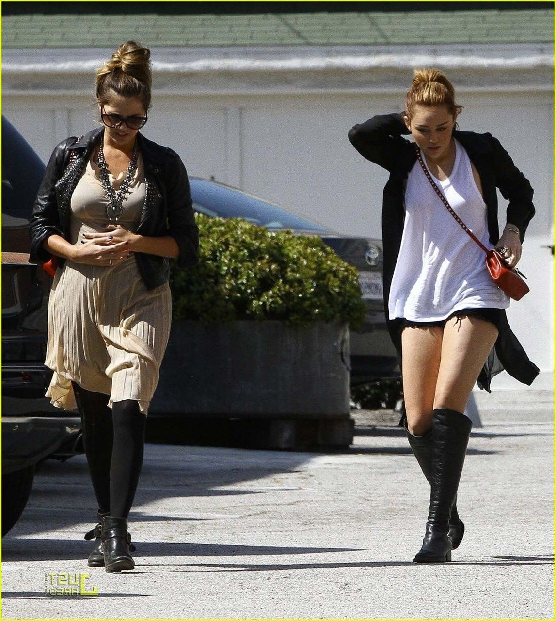 16P Miley Cyrus exposing her fucking sexy body and nice legs on street