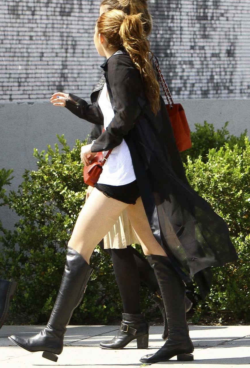 16P Miley Cyrus exposing her fucking sexy body and nice legs on street