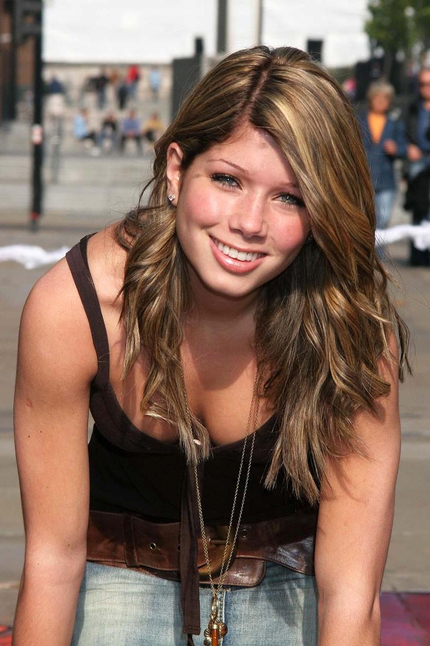 16P Nikki Sanderson flashing her ass upskirt on street and in bikini on beach papara