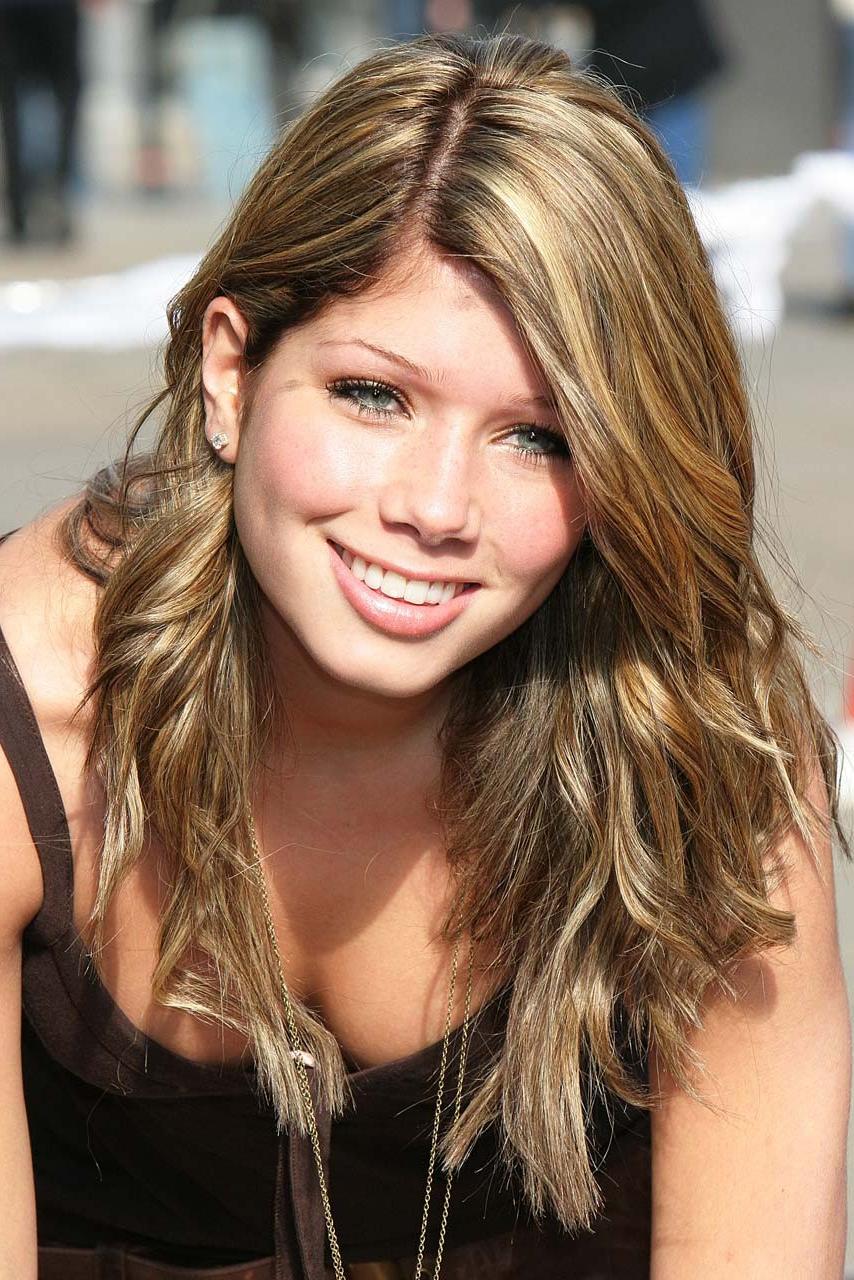 16P Nikki Sanderson flashing her ass upskirt on street and in bikini on beach papara