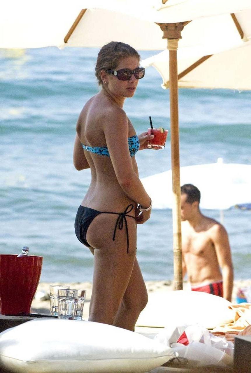 16P Nikki Sanderson flashing her ass upskirt on street and in bikini on beach papara
