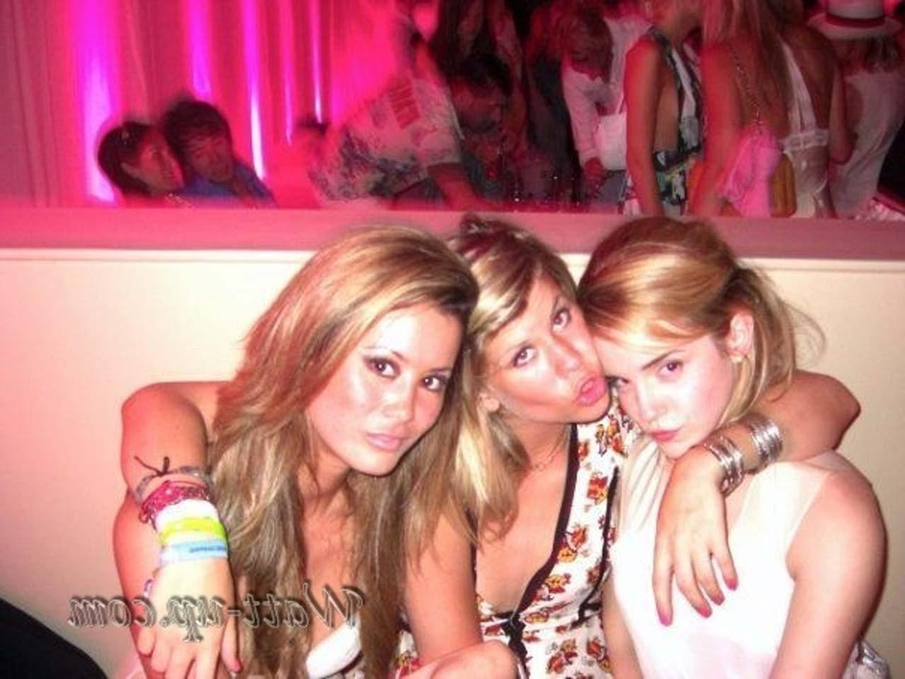 16P Emma Watson drinking beer with her friends and looking very sexy