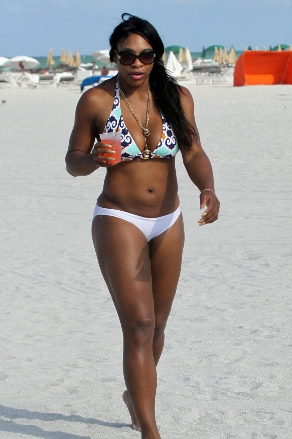 16P Serena Williams showing off her big booty in bikini on Miami beach