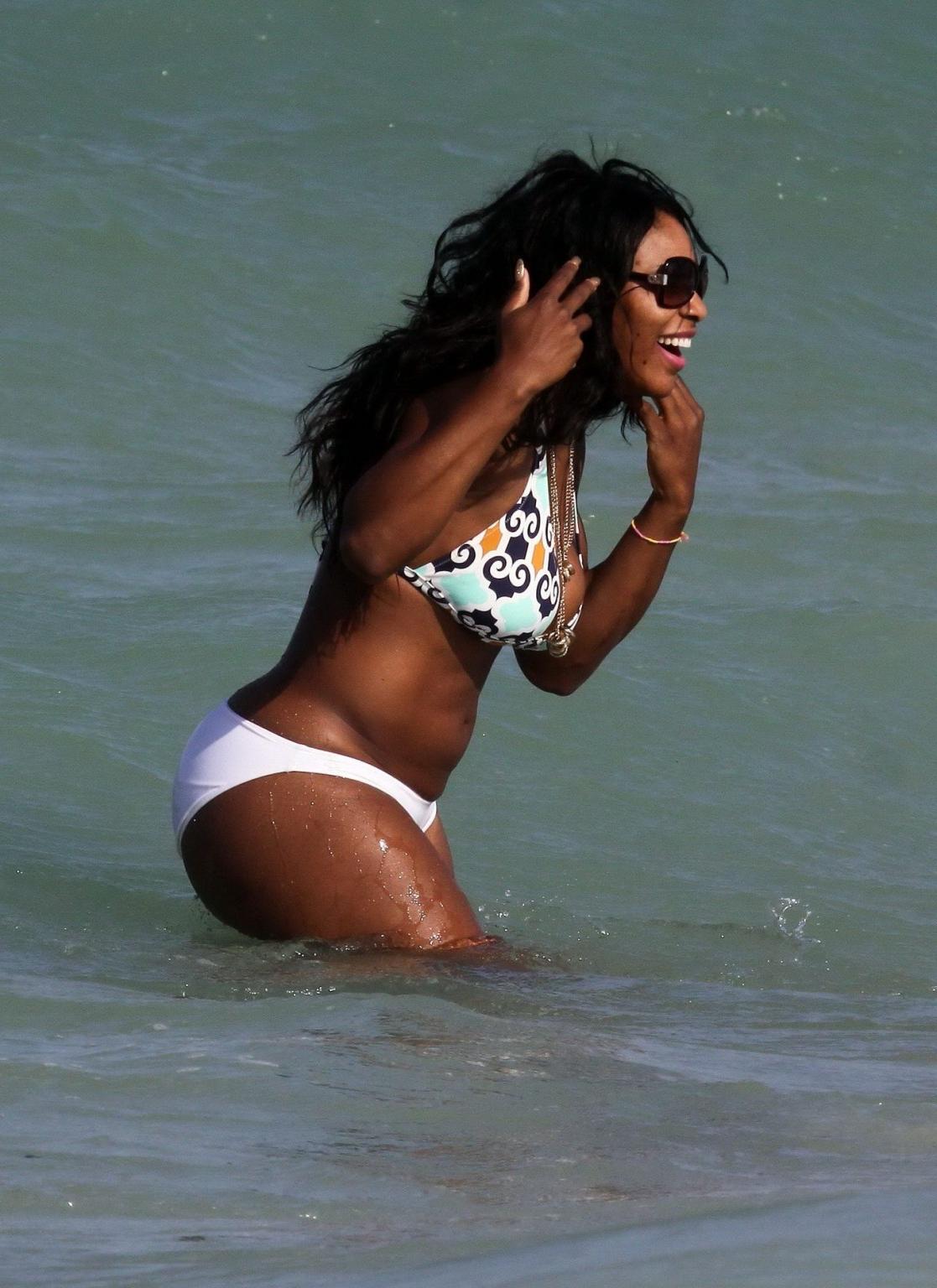 16P Serena Williams showing off her big booty in bikini on Miami beach