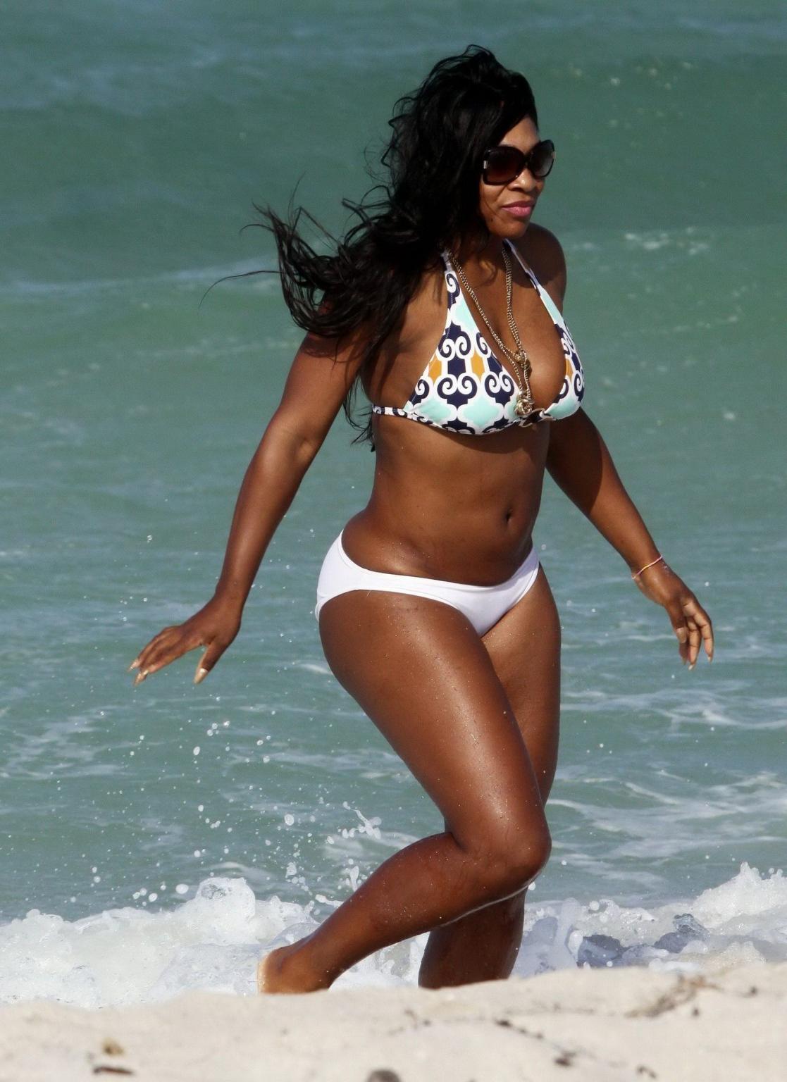 16P Serena Williams showing off her big booty in bikini on Miami beach