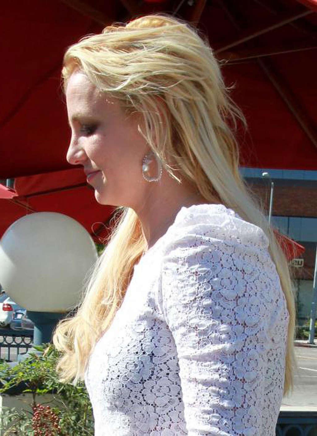 16P Britney Spears exposing fucking sexy body and hot legs on street