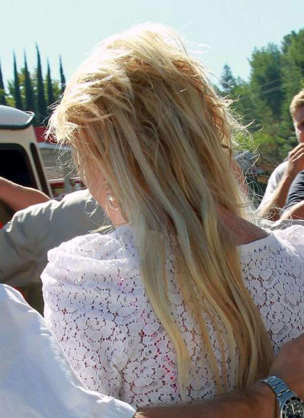16P Britney Spears exposing fucking sexy body and hot legs on street