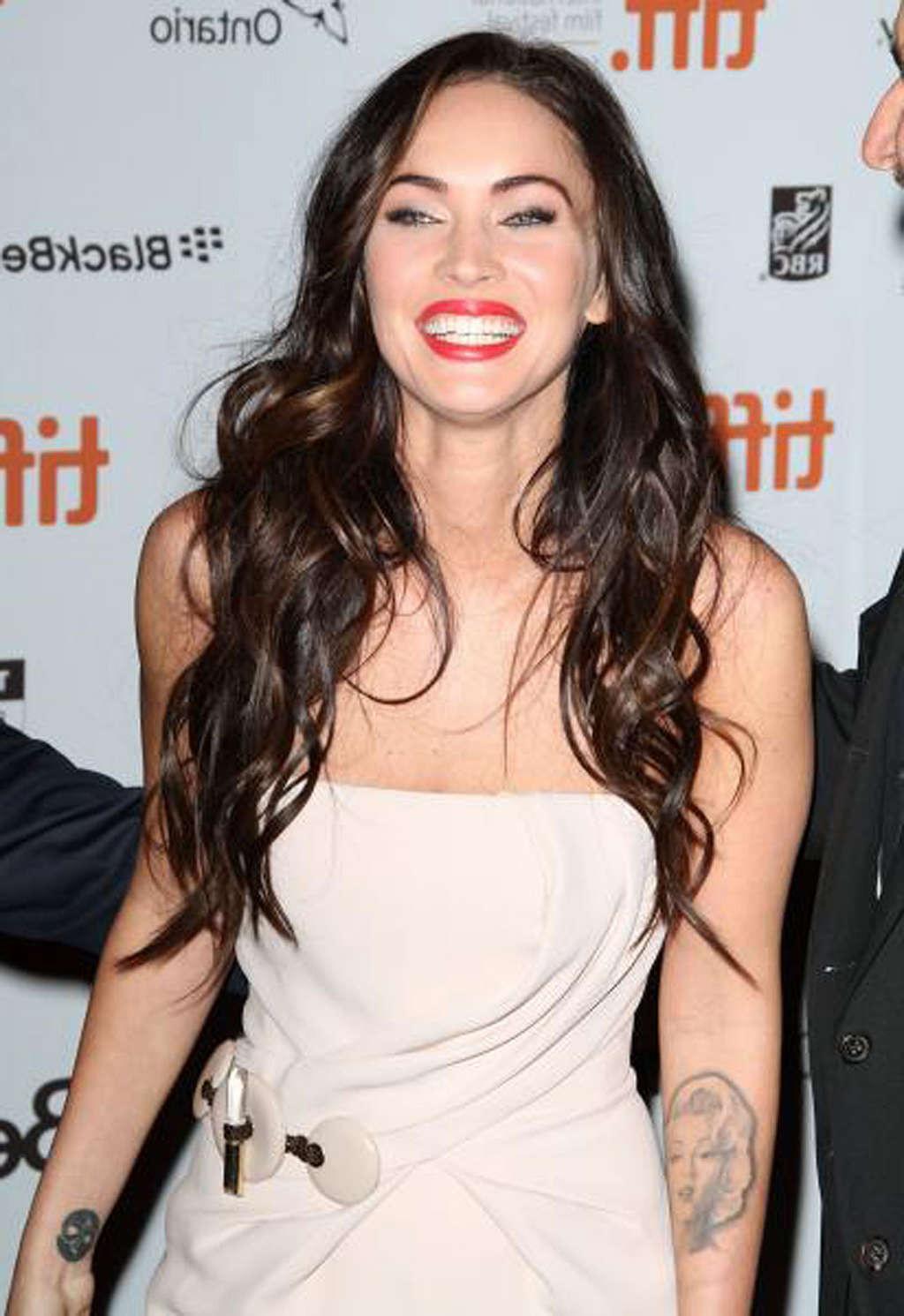 16P Megan Fox exposing fucking sexy body and hot legs in skirt on street