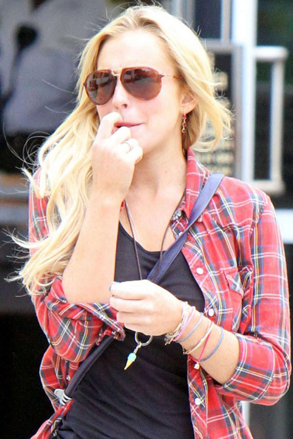 16P Lindsay Lohan exposing her huge boobs and sexy legs on street
