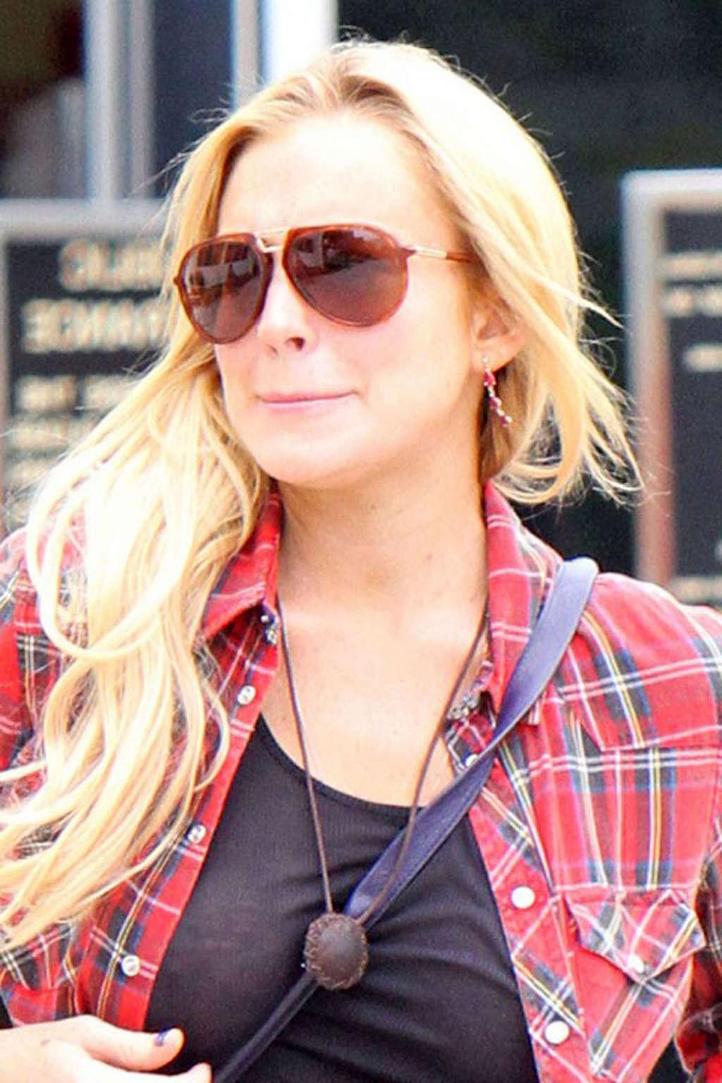 16P Lindsay Lohan exposing her huge boobs and sexy legs on street