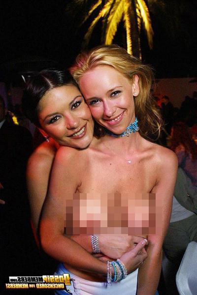 9P Lezzy loving celebrities go pussy grinding in fake pictures