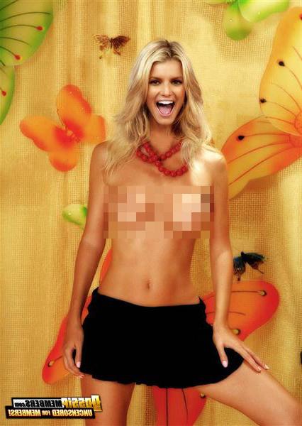 11P Well-endowed celebrities showing their huge titties