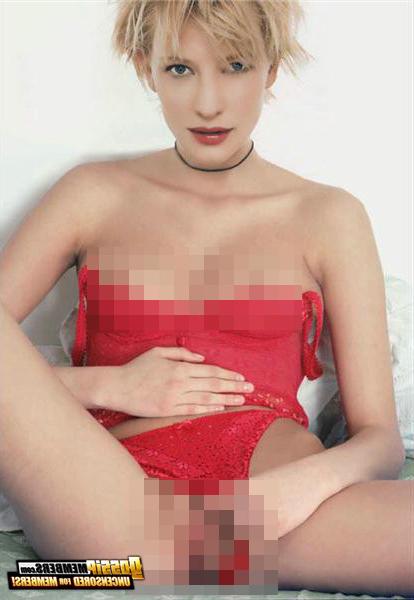 11P Well-endowed celebrities showing their huge titties