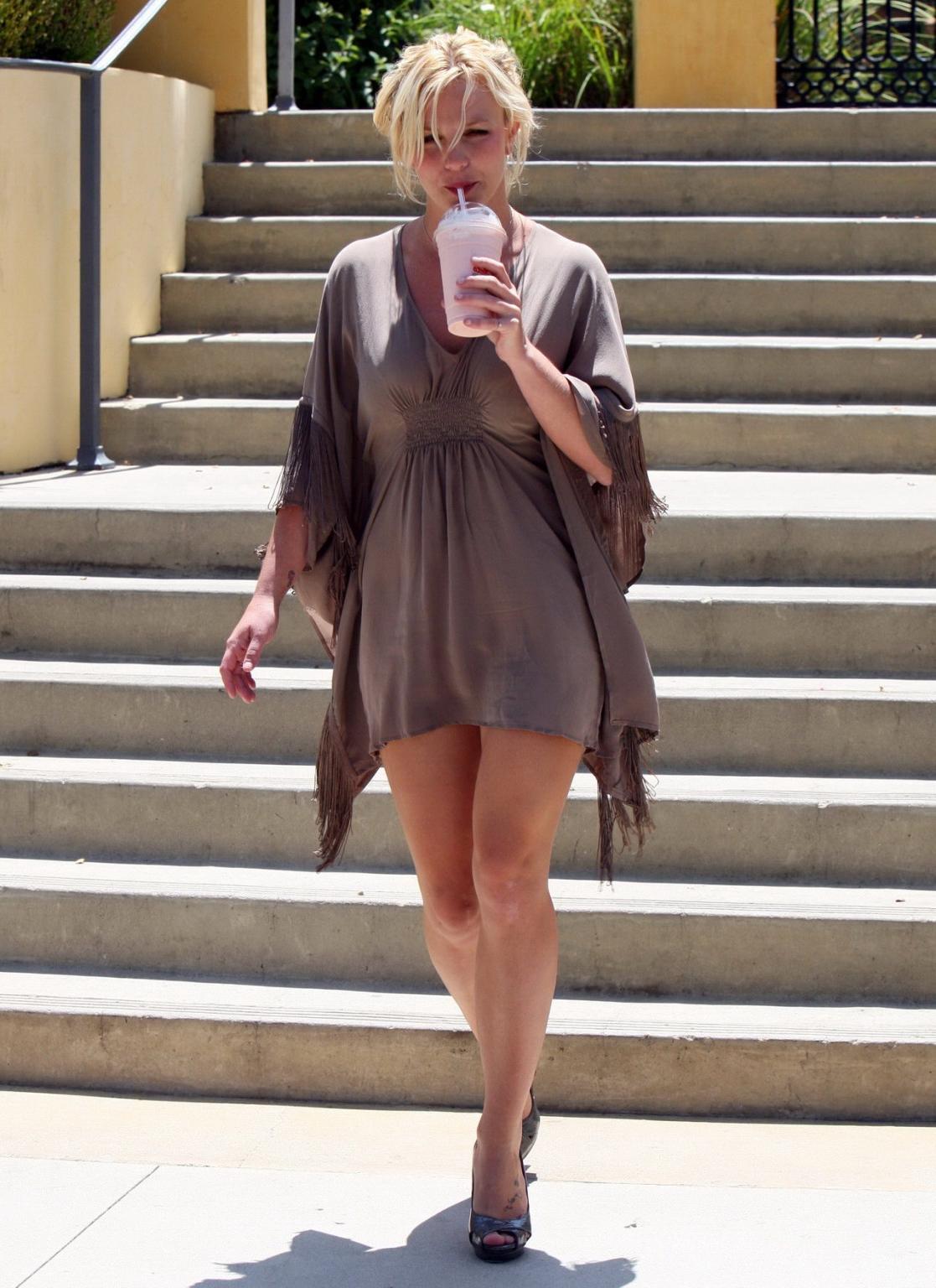 15P Britney Spears flashing her booty outside 'The Commons' in Calabasas