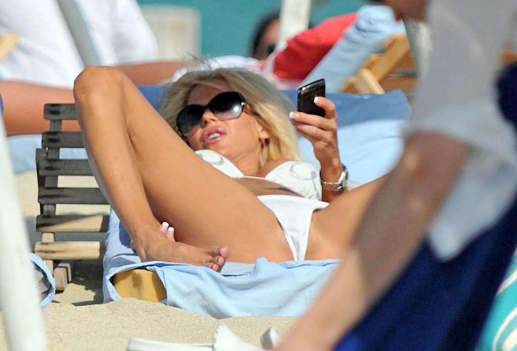 16P Victoria Silvstedt zeigt ihre nackte Muschi unterm Rock auf der Straße