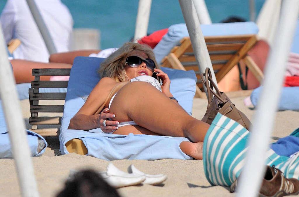 16P Victoria Silvstedt zeigt ihre nackte Muschi unterm Rock auf der Straße